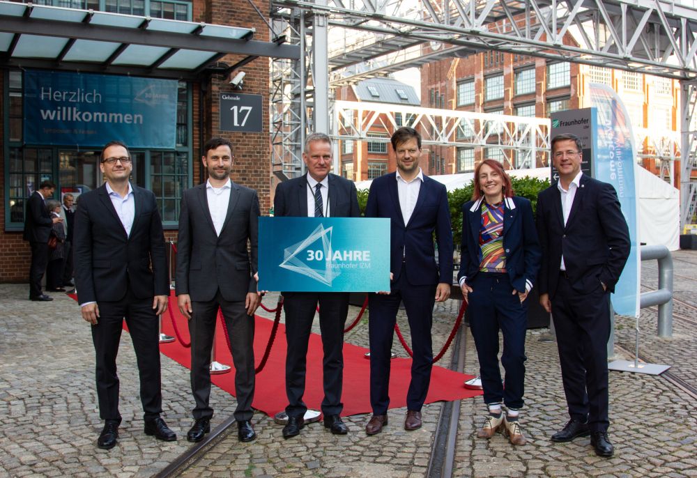 The speakers at the gala celebrating 30 years of Fraunhofer IZM (left to right): Dr. Axel Kaschner (Robert Bosch GmbH), Dr. Roland Krüppel (BMBF), Professor Martin Schneider-Ramelow (Fraunhofer IZM), Secretary of State Dr. Henry Marx (State of Berlin), Professor Geraldine Rauch (TU Berlin) and Professor Axel Müller-Groeling (Fraunhofer Society)